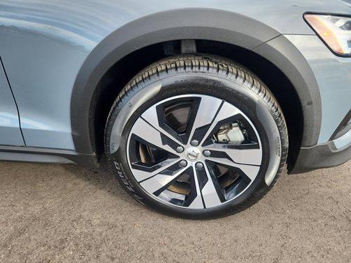2024 Volvo V60 Cross Country B5 Plus