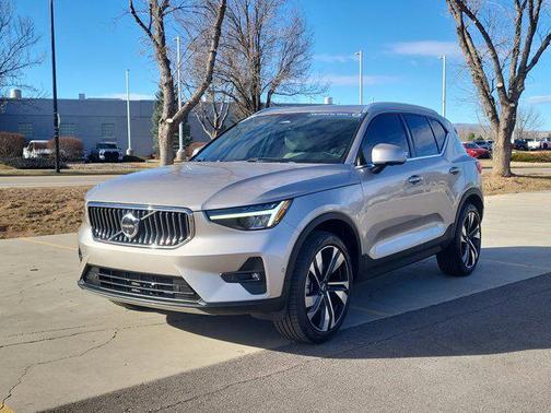 2023 Volvo XC40 B5 Plus Bright Theme