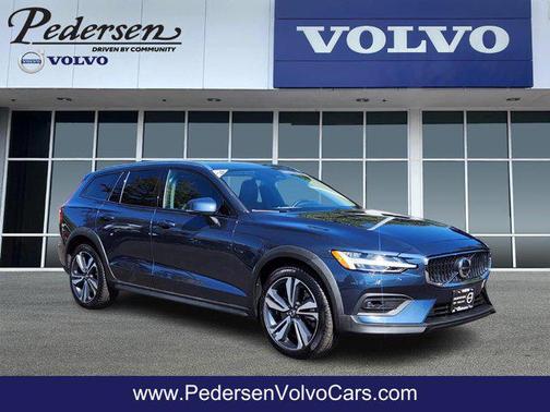 2024 Volvo V60 Cross Country B5 Plus