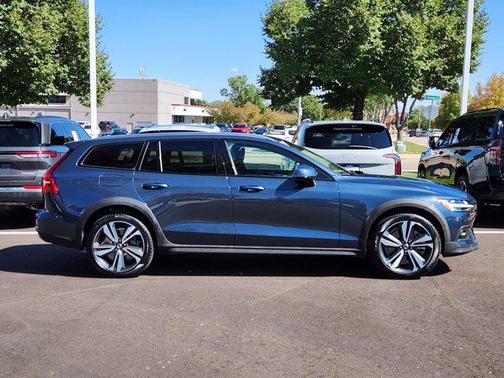 2024 Volvo V60 Cross Country B5 Plus