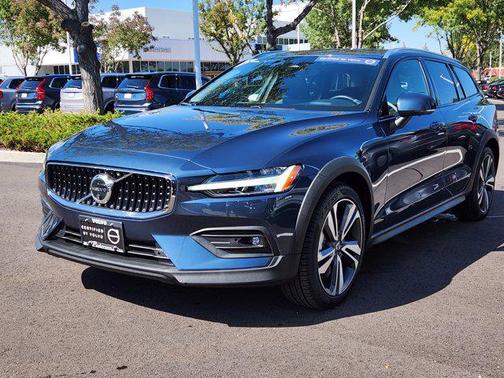 2024 Volvo V60 Cross Country B5 Plus
