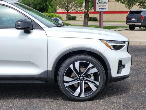Crystal White Metallic 2023 Volvo XC40 B5 Plus Dark Theme