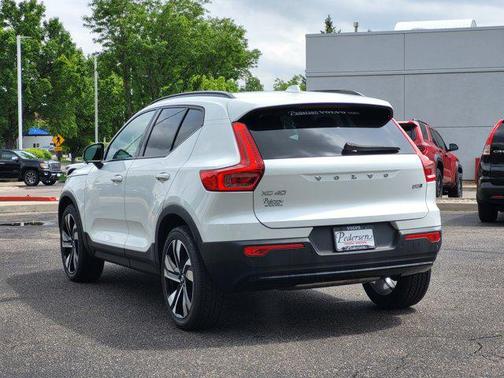 Crystal White Metallic 2023 Volvo XC40 B5 Plus Dark Theme