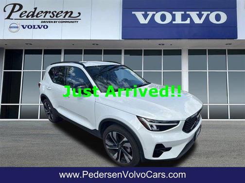 Crystal White Metallic 2023 Volvo XC40 B5 Plus Dark Theme