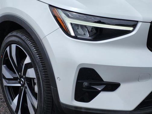 Crystal White Metallic 2023 Volvo XC40 B5 Plus Dark Theme