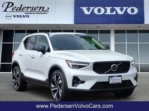 Crystal White Metallic 2023 Volvo XC40 B5 Plus Dark Theme