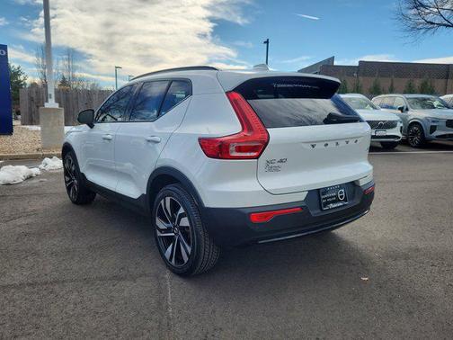 2023 Volvo XC40 B5 Plus Dark Theme