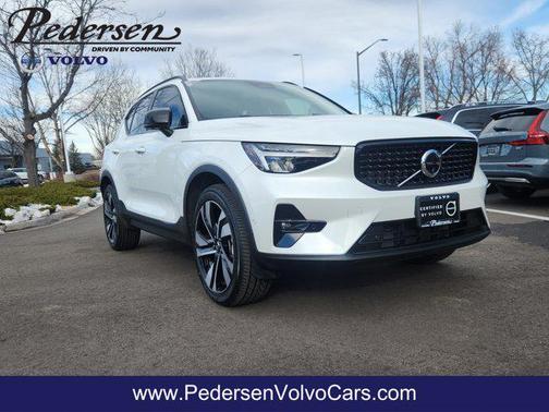 2023 Volvo XC40 B5 Plus Dark Theme