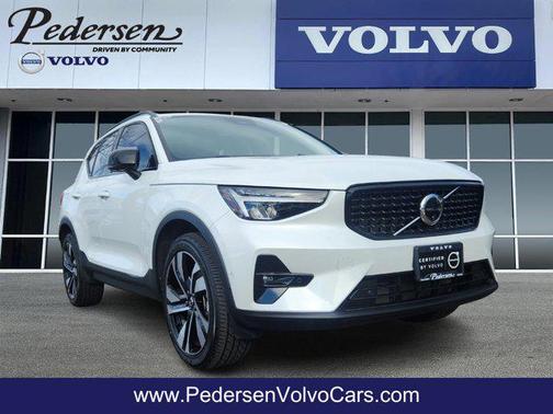2023 Volvo XC40 B5 Plus Dark Theme