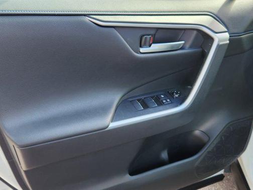2020 Toyota RAV4 Hybrid SE