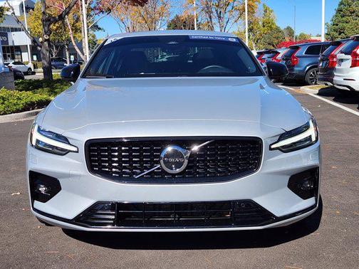2024 Volvo S60 B5 Ultimate Dark Theme
