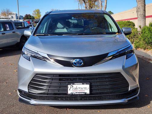 2025 Toyota Sienna LE