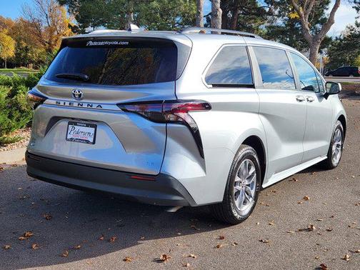 2025 Toyota Sienna LE