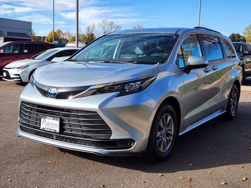 2025 Toyota Sienna LE