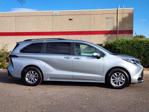2025 Toyota Sienna LE
