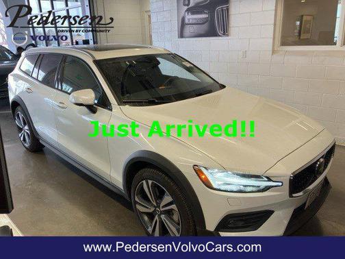 2025 Volvo V60 Cross Country Plus, B5 AWD Gas (mild hybrid)