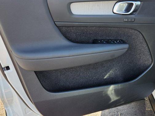2023 Volvo XC40 B5 Plus Bright Theme