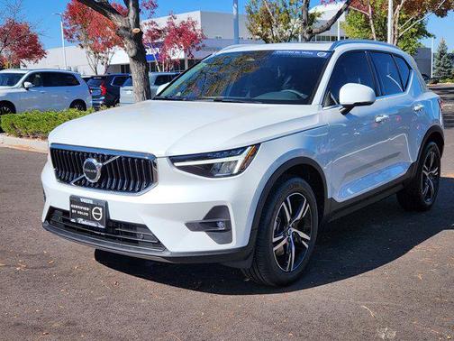 2023 Volvo XC40 B5 Plus Bright Theme