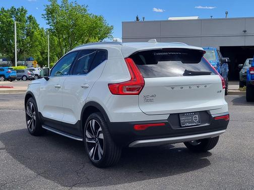 Crystal White Metallic 2023 Volvo XC40 B5 Ultimate Bright Theme