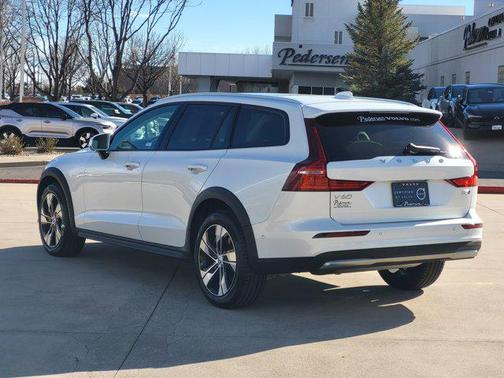 2025 Volvo V60 Cross Country Plus, B5 AWD Gas (mild hybrid)