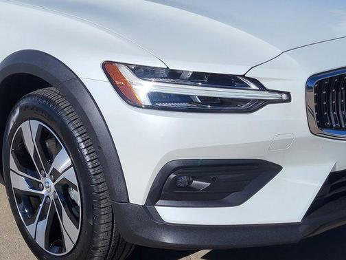 2025 Volvo V60 Cross Country Plus, B5 AWD Gas (mild hybrid)