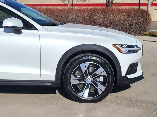 2025 Volvo V60 Cross Country Plus, B5 AWD Gas (mild hybrid)