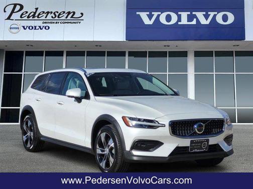2025 Volvo V60 Cross Country Plus, B5 AWD Gas (mild hybrid)