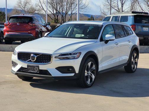 2025 Volvo V60 Cross Country Plus, B5 AWD Gas (mild hybrid)