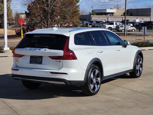 2025 Volvo V60 Cross Country Plus, B5 AWD Gas (mild hybrid)
