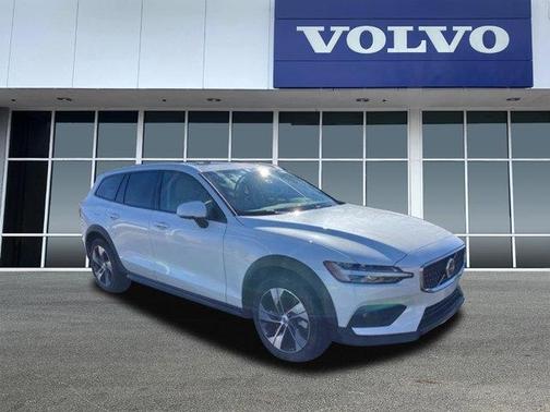 2025 Volvo V60 Cross Country Plus, B5 AWD Gas (mild hybrid)