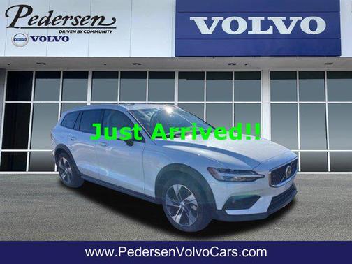 2025 Volvo V60 Cross Country Plus, B5 AWD Gas (mild hybrid)