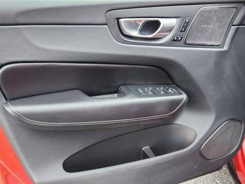 2023 Volvo XC60 B5 Ultimate Bright Theme