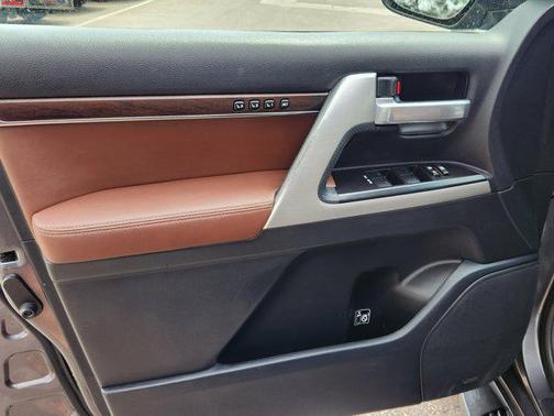 2017 Toyota Land Cruiser Base