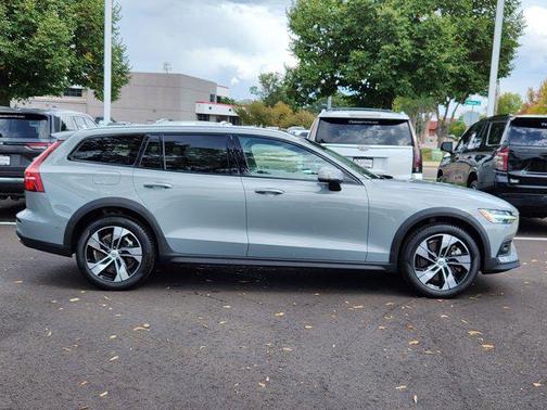 2024 Volvo V60 Cross Country B5 Plus