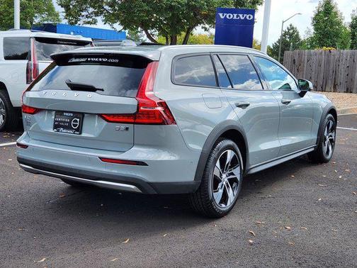 2024 Volvo V60 Cross Country B5 Plus