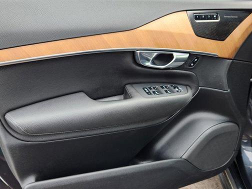 2021 Volvo XC90 T6 Momentum
