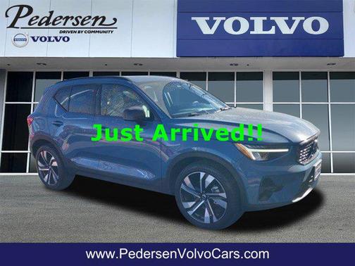 2023 Volvo XC40 B5 Plus Dark Theme