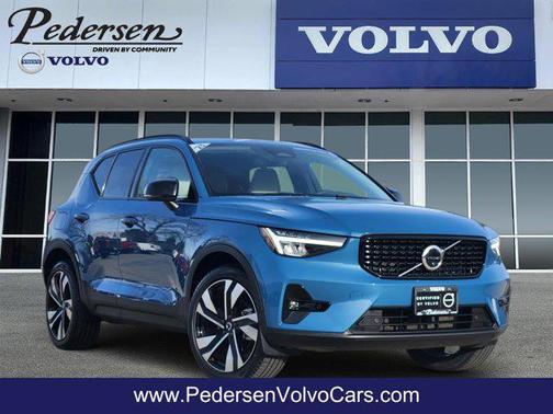 2023 Volvo XC40 B5 Plus Dark Theme