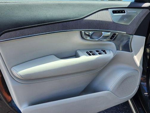 2022 Volvo XC90 Recharge Plug-In Hybrid T8 Inscription 6 Passenger