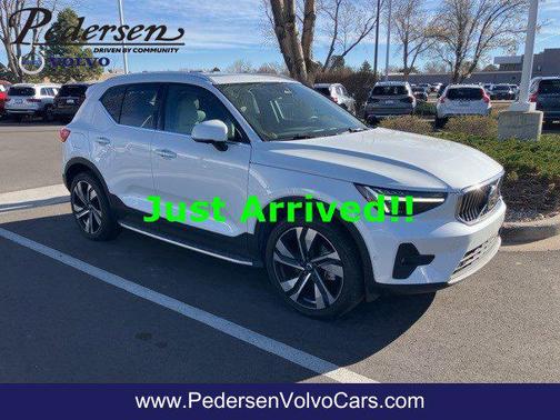 2023 Volvo XC40 B5 Ultimate Bright Theme