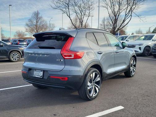 2023 Volvo XC40 B5 Ultimate Dark Theme