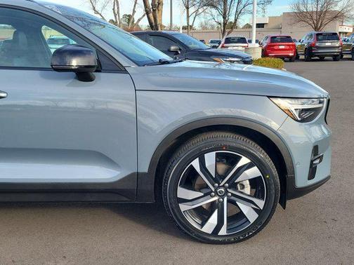 2023 Volvo XC40 B5 Ultimate Dark Theme