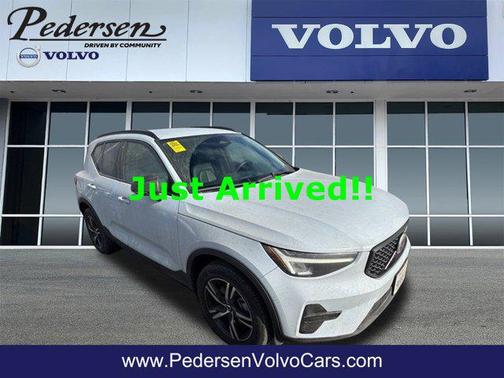 2024 Volvo XC40 B5 Core Dark Theme