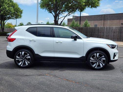 2025 Volvo XC40 B5 Plus Dark Theme