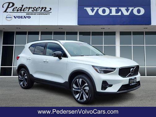 2025 Volvo XC40 B5 Plus Dark Theme