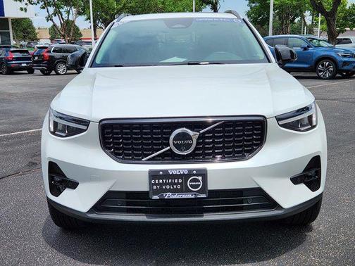2025 Volvo XC40 B5 Plus Dark Theme