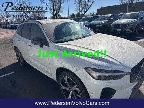 2023 Volvo XC60 B5 Ultimate Dark Theme