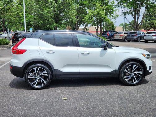 2022 Volvo XC40 T5 R-Design