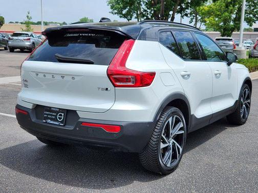 2022 Volvo XC40 T5 R-Design