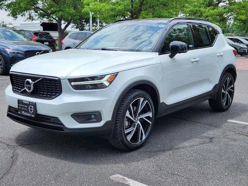 2022 Volvo XC40 T5 R-Design